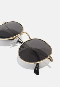 Pier One UNISEX - Sonnenbrille - Black/gold -Herrenbekleidungsgeschäft 126e9360ab5948a49821b42d80d15fbc
