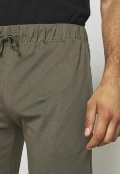 Pier One 2 PACK - Nachtwäsche Hose - Black/khaki 11 Pier One 2 PACK - Nachtwäsche Hose - Black/khaki -Herrenbekleidungsgeschäft 2d7e8aabb1c34004a160f9bd3c559011