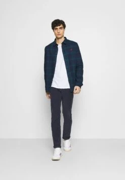 Herrenbekleidungsgeschäft -Herrenbekleidungsgeschäft 55f2ac48a5ab48c486122bf300725906