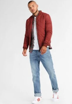 Herrenbekleidungsgeschäft -Herrenbekleidungsgeschäft 7faeda2b77c145ec8893cb901317f6f2