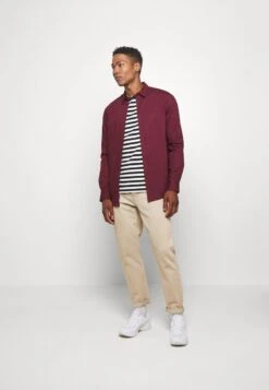 Herrenbekleidungsgeschäft -Herrenbekleidungsgeschäft 866eb0e8d4864e1e9fcaa2938d35accb