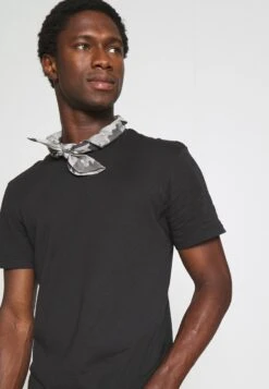 Pier One 3 PACK - T-Shirt Basic - Black/mottled Dark Grey/bordeaux -Herrenbekleidungsgeschäft ae9b9691c10949c5b4edc17929f8c13a