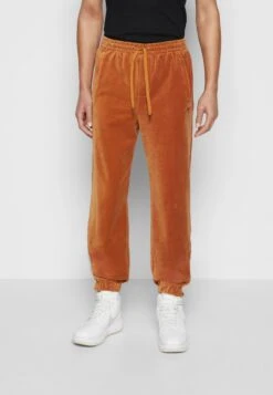Sean John SCRIPT LOGO ESSENTIAL - Jogginghose - Cognac -Herrenbekleidungsgeschäft b1cb664b84fd4aedb67b225831691ff9