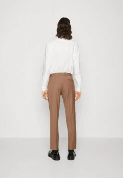 THE FASHION SUIT NOTCH POCKET SQUARE - Anzug - Chestnut 10 THE FASHION SUIT NOTCH POCKET SQUARE - Anzug - Chestnut -Herrenbekleidungsgeschäft cd2ab30c46004cbf904c99effc37bfe1