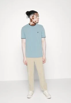 Herrenbekleidungsgeschäft -Herrenbekleidungsgeschäft cec0808c585449299a981135f638509c