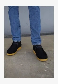 Clarks Originals WALLABEE - Sportlicher Schnürer - Black Vegan -Herrenbekleidungsgeschäft eff8b1b477bc48f98b3fe5041f06f615