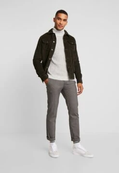 Bestseller -Herrenbekleidungsgeschäft f235db7263944de8a0e5e43098d35a90