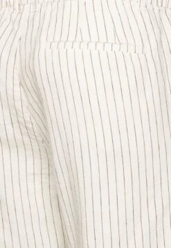 Pier One LINEN BLEND DRAWCORD SHORTS - Shorts - Off-white 8 Pier One LINEN BLEND DRAWCORD SHORTS - Shorts - Off-white -Herrenbekleidungsgeschäft f49c7de0cfa048f4bc002dc26d1abcb2